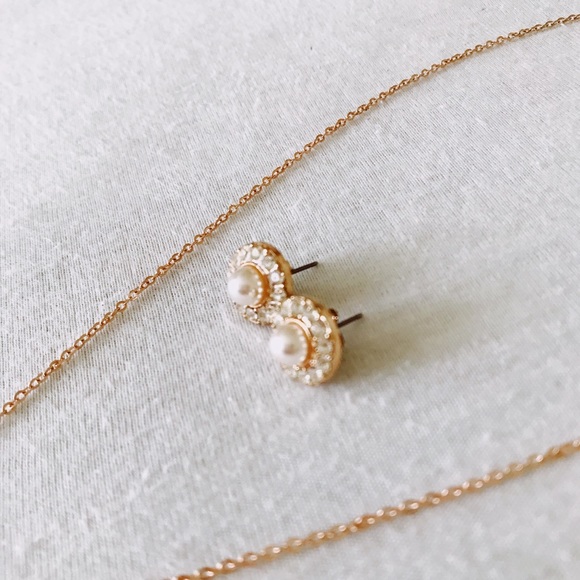 Faux diamond and pearl necklace and earring set - Picture 2 of 2